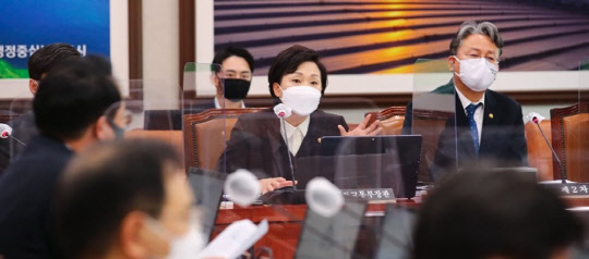 김현미(사진) 국토부 장관이 3일 오전 국회에서 열린 국토교통위원회 전체회의에서 의원 질의에 답하고 있다. <연합뉴스>